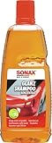 SONAX GlanzShampoo Konzentrat (1 Liter) durchdringt und löstr Schmutz gründlich, ohne Angreifen...