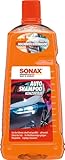 SONAX AutoShampoo Konzentrat (2 Liter) durchdringt und löst Schmutz gründlich, ohne Angreifen der...